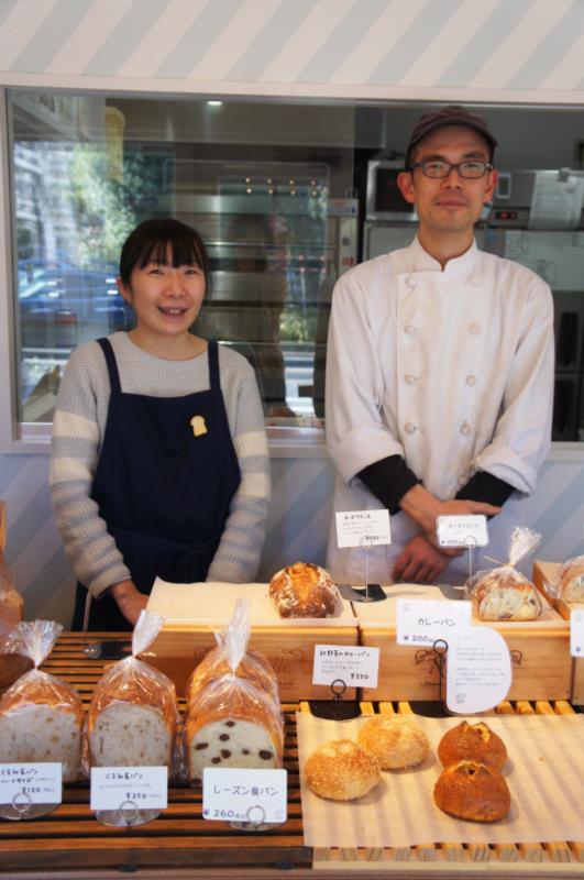 店長の岡田義高さん(右)と妻で販売担当の絵里さん