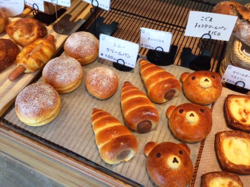 売場の様子。美しく規則性のあるシルエットが印象的なパン達