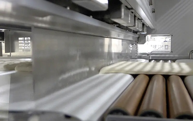 重量や長さで生地をカットする「秤量ギロチンカッター」